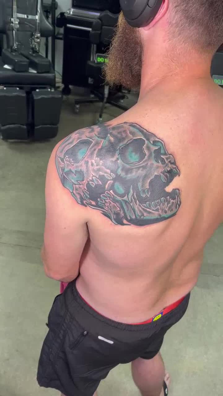 Color illustrative skull shoulder tattoo