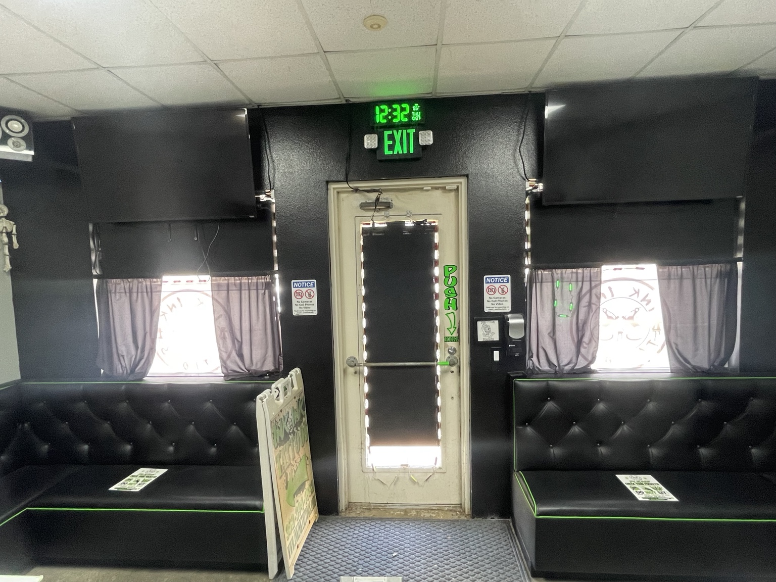 Ink Ink Tattoos lobby booth seating